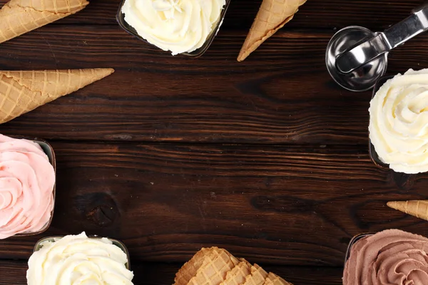 Crème glacée douce dans la vanille saveur, chocolat et fraise. Charcuterie — Photo