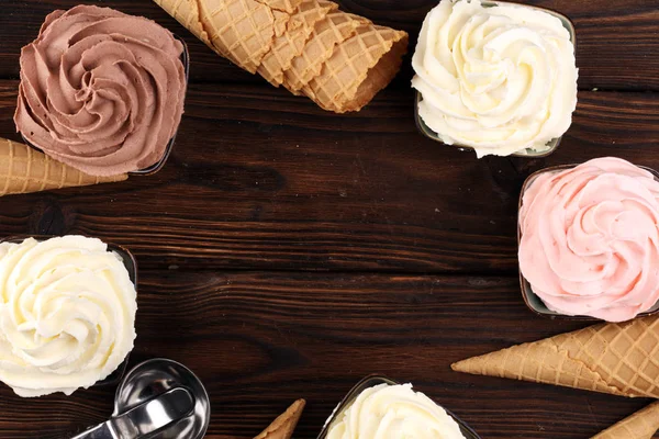 Crème glacée douce dans la vanille saveur, chocolat et fraise. Charcuterie — Photo