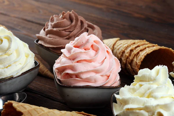 Мягкое мороженое со вкусом ванили, шоколада и клубники. Дели — стоковое фото