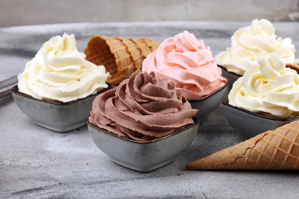 Zacht ijs in smaak vanille, chocolade en aardbei. Deli — Stockfoto