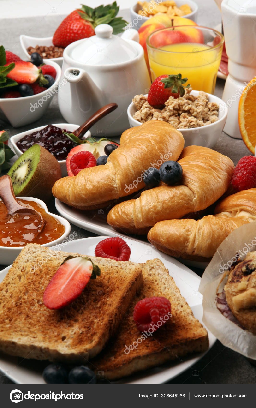 Desayuno servido con café, zumo de naranja, croissants