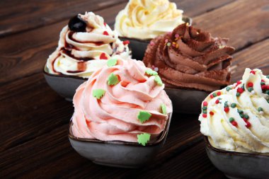 Vanilyalı, çikolatalı ve çilekli dondurma. Hazır.