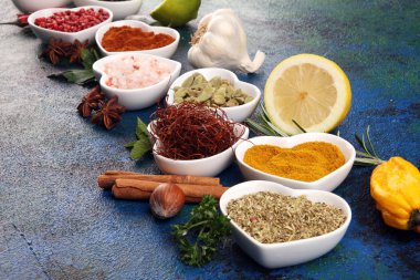 Baharatlar ve bitkiler masada. Yağ ile birlikte yiyecek ve mutfak malzemeleri.