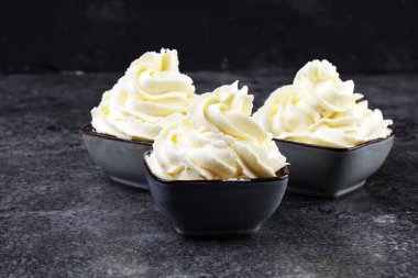 Vanilyalı, yumuşak servis edilen dondurma lezzetli, mandıralı dondurma.