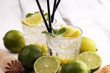 Brezilya 'nın Limonlu Limonlu Caipirinha' sı. Limonlu kokteyl ve m