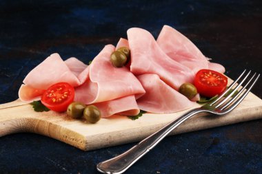 Ahşap arka planda dilimlenmiş jambon. Taze prosciutto cotto. Lezzetli P