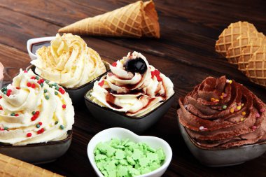 Vanilyalı, çikolatalı ve çilekli dondurma. Hazır.