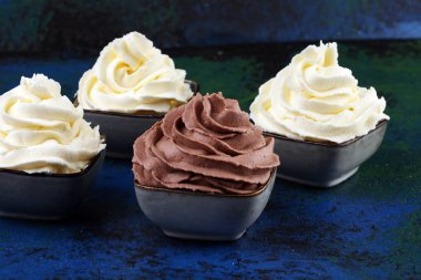 Vanilyalı, çikolatalı ve çilekli dondurma. Hazır.