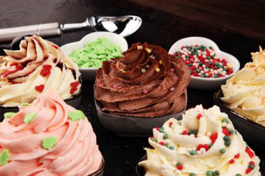 Vanilyalı, çikolatalı ve çilekli dondurma. Hazır.