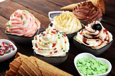 Vanilyalı, çikolatalı ve çilekli dondurma. Hazır.