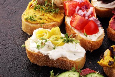 Çeşitli malzemelerle çeşitli bruschetta. İştah açıcı bruschetta