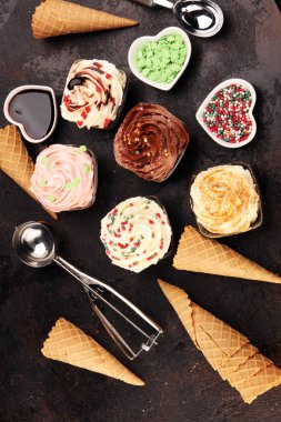 Vanilyalı, çikolatalı ve çilekli dondurma. Hazır.