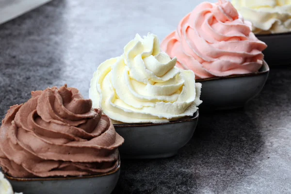 Helado suave en sabor vainilla, chocolate y fresa. Deli. — Foto de Stock