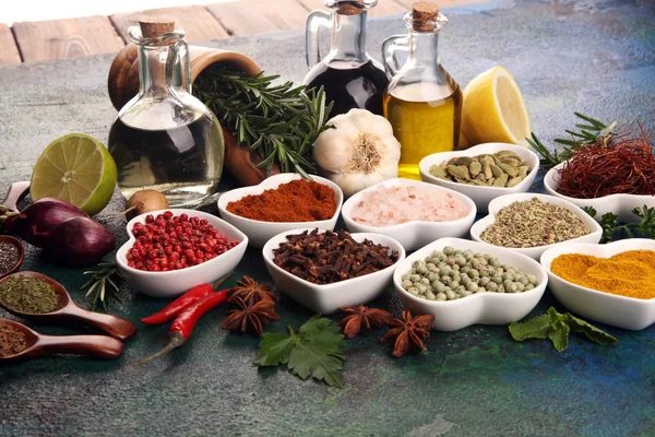 Especias y hierbas en la mesa. Comida e ingredientes de cocina con aceite — Foto de Stock