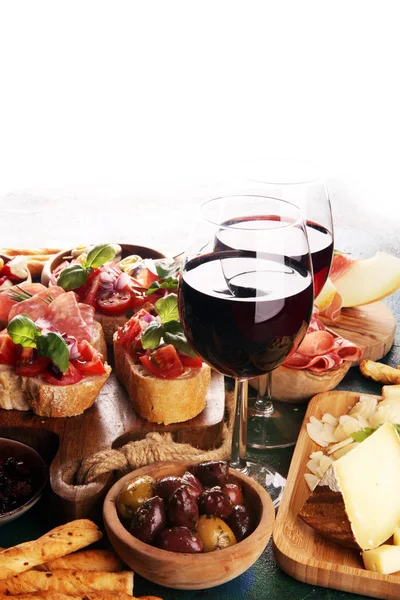 Lanches de vinho antipasti italiano conjunto. Variedade de queijo, Mediterrâneo — Fotografia de Stock