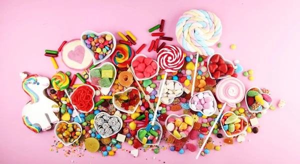 ゼリーと砂糖のお菓子。異なるチャイルズのカラフルな配列 — ストック写真
