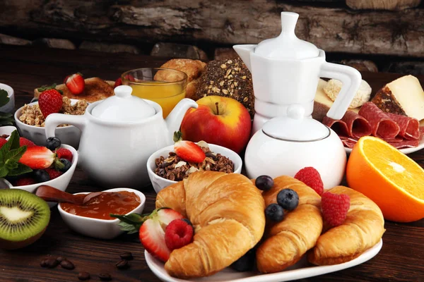 Frühstück mit Kaffee, Orangensaft, Croissants, Müsli — Stockfoto