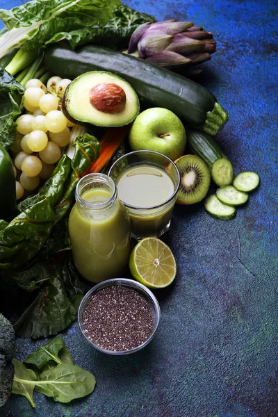 Zdravý zelený smoothie a ingredience - detox a dieta pro léčení — Stock fotografie