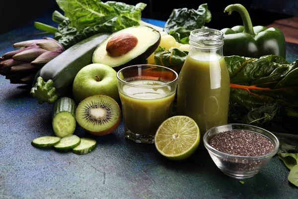 Zdravý zelený smoothie a ingredience - detox a dieta pro léčení — Stock fotografie