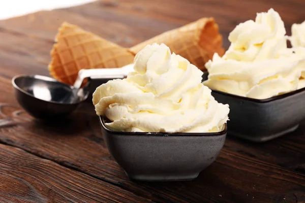 Vanilla soft served ice cream tasty sundae dairy ice cream on ru — Stock Photo, Image