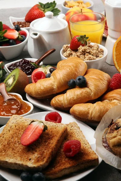 Ontbijt met koffie, sinaasappelsap, croissants, ontbijtgranen — Stockfoto