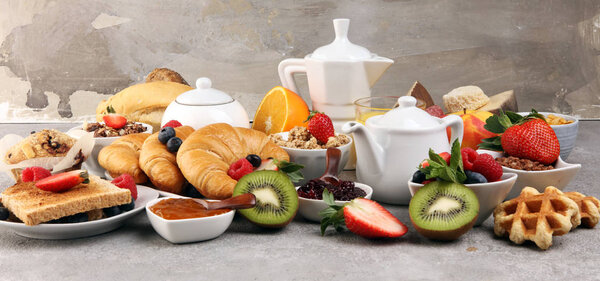 Завтрак подается с кофе, апельсиновый сок, круассаны, круассаны
 