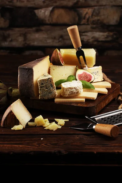 Different sorts of cheese. Cheese platter with different cheese — Stock Photo, Image