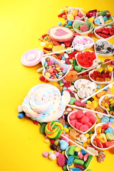 Snoepjes met gelei en suiker. kleurrijke matrix van verschillende childs — Stockfoto