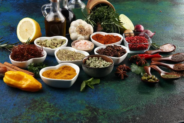 Spezie ed erbe in tavola. Cibo e cucina ingredienti con olio — Foto Stock