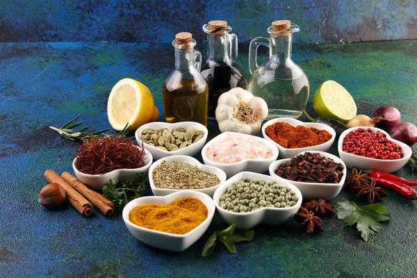 Especias y hierbas en la mesa. Comida e ingredientes de cocina con aceite — Foto de Stock