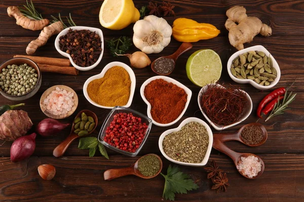 Kryddor och örter på bordet. Livsmedel och köksingredienser samt lemo — Stockfoto