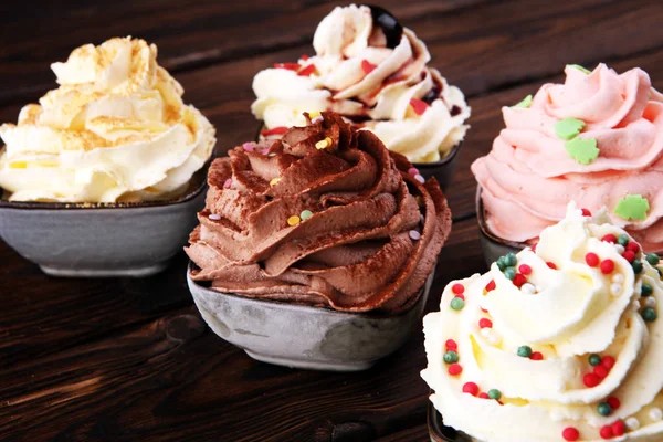 Lágy fagylalt vanília, csokoládé és eper ízben. Csemege — Stock Fotó