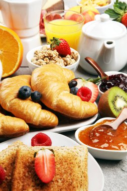 Kahvaltı kahve, portakal suyu, kruvasan, tahıllar ile 