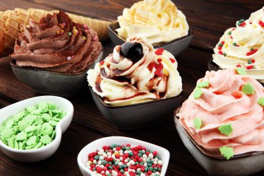 Vanilyalı, çikolatalı ve çilekli dondurma. Hazır.