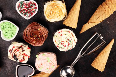 Vanilyalı, çikolatalı ve çilekli dondurma. Hazır.