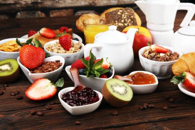 Kahvaltı kahve, portakal suyu, kruvasan, tahıllar ile 