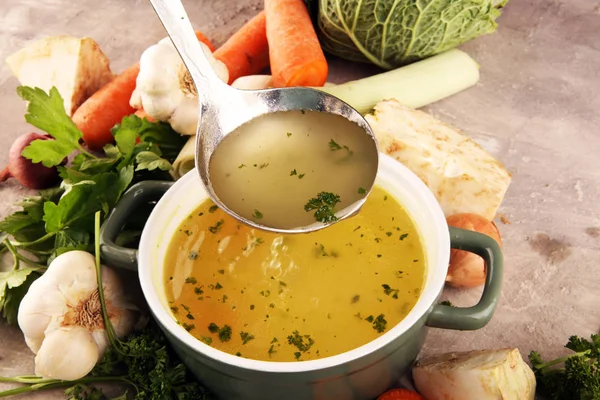Supă cu morcovi, ceapă diverse legume proaspete într-o oală - c — Fotografie, imagine de stoc