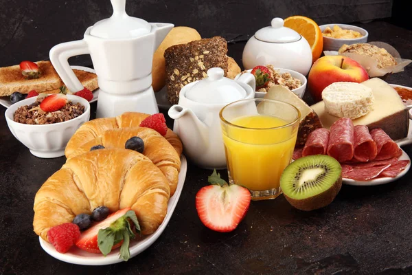 Ontbijt met koffie, sinaasappelsap, croissants, ontbijtgranen — Stockfoto