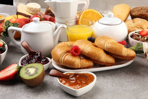 Ontbijt met koffie, sinaasappelsap, croissants, ontbijtgranen — Stockfoto