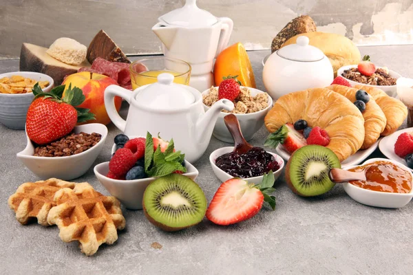 Ontbijt met koffie, sinaasappelsap, croissants, ontbijtgranen — Stockfoto