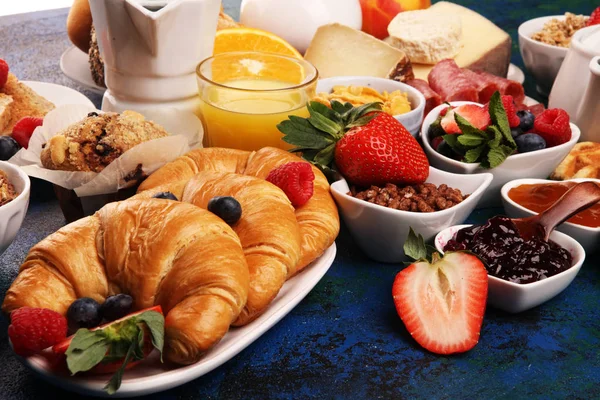 Desayuno servido con café, zumo de naranja, croissants, cereales — Foto de Stock