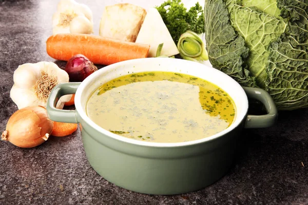 Brodo con carote, cipolle varie verdure fresche in una pentola - c — Foto Stock