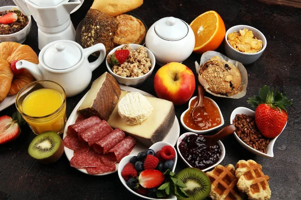 Colazione servita con caffè, succo d'arancia, croissant, cereali — Foto Stock