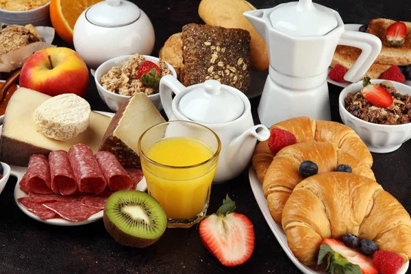 Ontbijt met koffie, sinaasappelsap, croissants, ontbijtgranen — Stockfoto