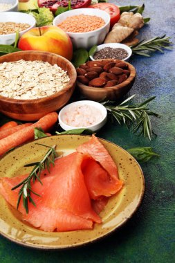 Sağlıklı gıda temiz yeme seçimi: balık, meyve, sebze, cer