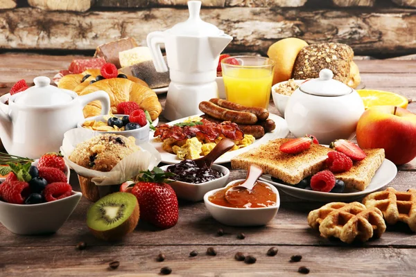 Ontbijt met koffie, sinaasappelsap, croissants, ontbijtgranen — Stockfoto