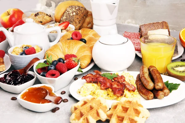 Desayuno servido con café, zumo de naranja, croissants, cereales — Foto de Stock