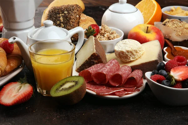 Ontbijt met koffie, sinaasappelsap, croissants, ontbijtgranen — Stockfoto