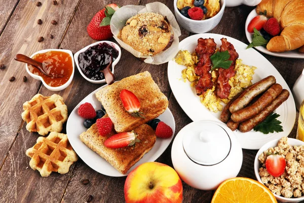 Desayuno servido con café, zumo de naranja, croissants, cereales — Foto de Stock