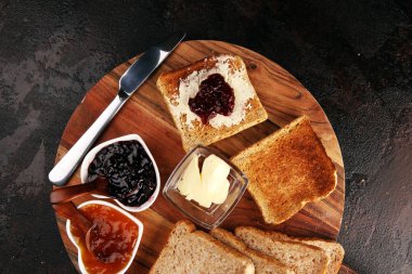 Ev yapımı çilek reçeli ve kayısı marmelatlı tost ekmeği.